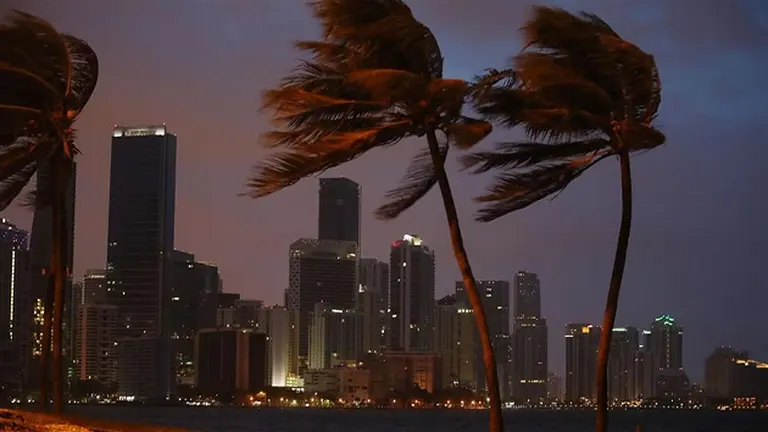 Video: mirá las impresionantes olas y los destrozos que provoca a su paso el Huracán Irma en Miami