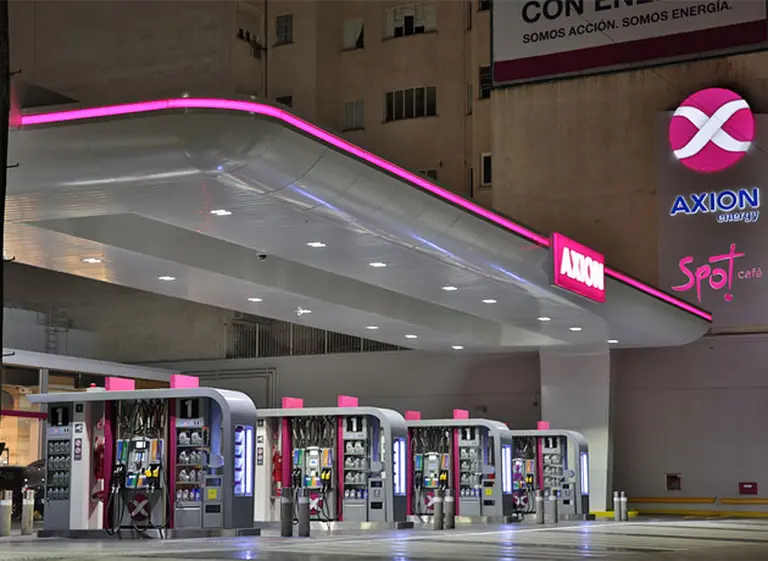 Bulgheroni, del pozo al surtidor: Pan American Energy acuerda con Axion transferencia de los activos