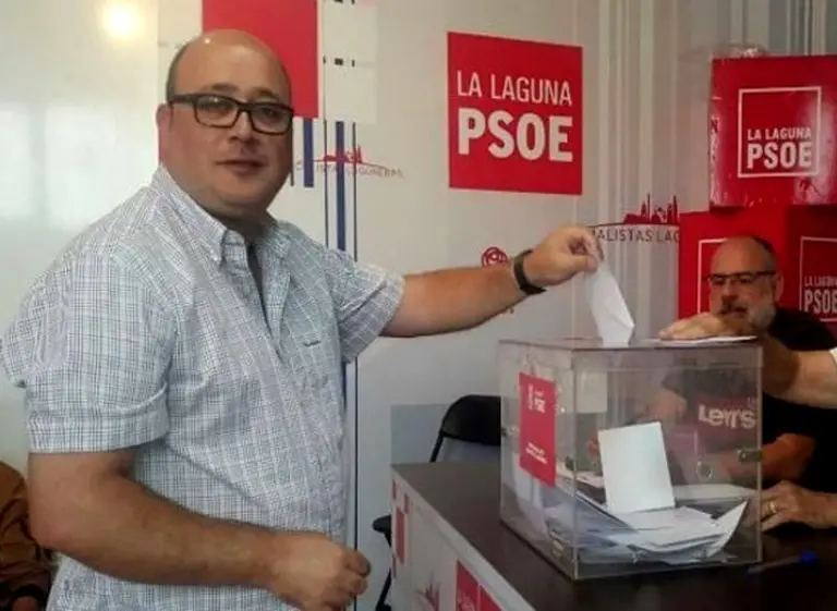 El polí­tico que se equivocó de chat y envió mensajes sexuales a su partido