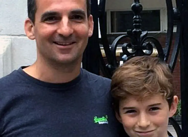 Un padre creó una aplicación que le bloquea el celular al hijo hasta que le conteste sus mensajes y llamadas