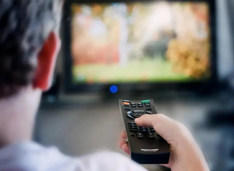 El Gobierno promueve una "norma corta" para que Telefónica y Claro puedan dar televisión por satélite