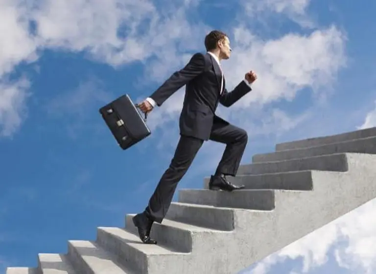 ¿Cuáles fueron los primeros trabajos de las personas más ricas del mundo?