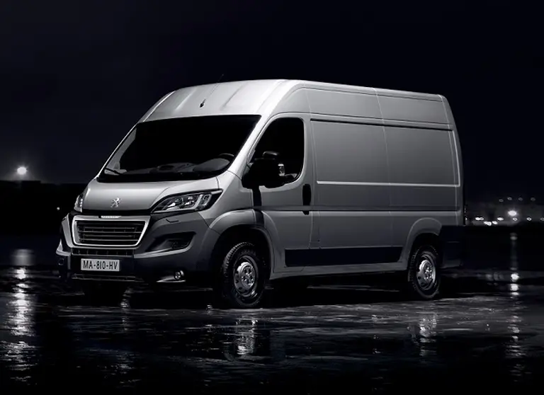 Peugeot lanza el Boxer con cambios de diseño y nuevo motor