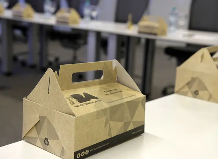 Restaurantes porteños darán cajitas a los clientes para que se lleven las sobras