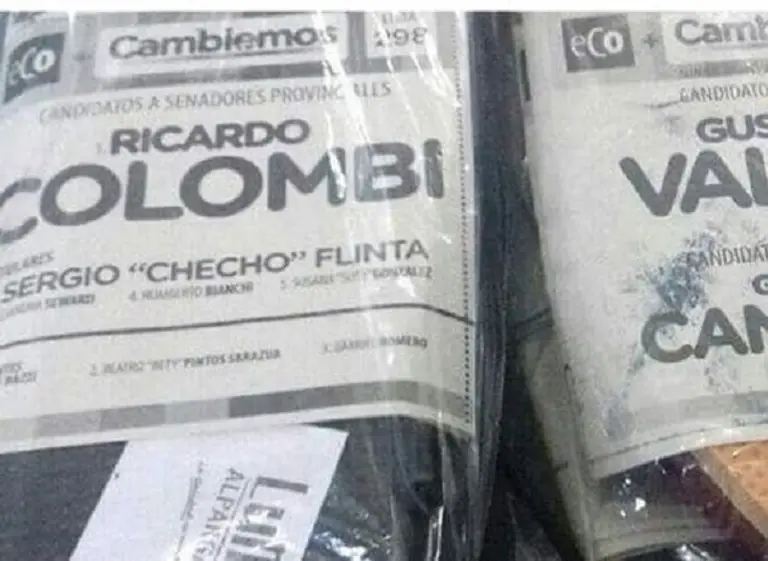 Aparecieron boletas de un candidato a gobernador con alpargatas de regalo