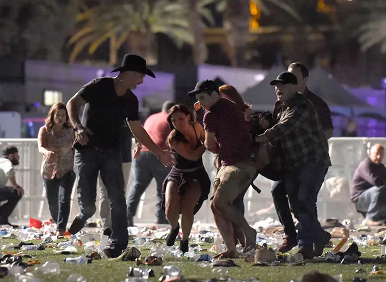 El peor ataque a tiros en la historia de los Estados Unidos deja al menos 58 muertos y 500 heridos