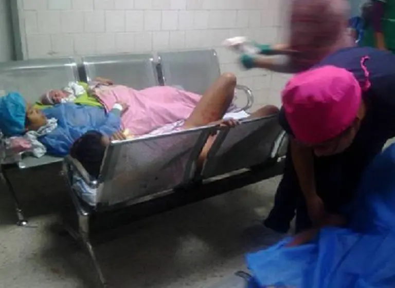Venezuela: viralizaron fotos de mujeres dando a luz en sala de espera y terminaron presos