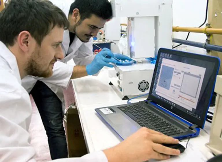 Video: la primera impresora 3D de medicamentos está en Córdoba