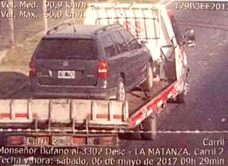 Insólito: lo multaron por exceso de velocidad pero su auto iba sobre una grúa