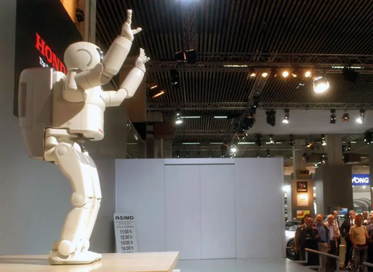 Japón exhibe a sus robots humanoides más novedosos