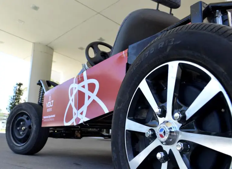 El auto eléctrico argentino, envuelto en fuerte polémica: la Universidad Católica reclama derechos