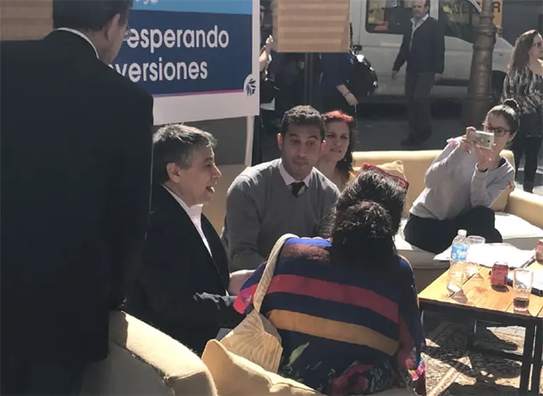 Tombolini armó un living en la calle Florida para "esperar las inversiones"