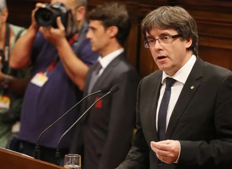 Cataluña: Puigdemont deconoce la destitución y llama a resistir en forma pací­fica