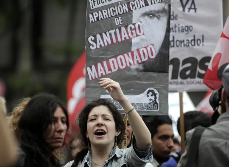 Trasladan el cuerpo para su identificación y organizaciones marcharon a Plaza de Mayo