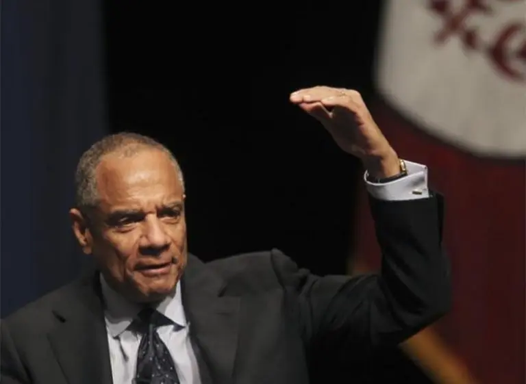 El CEO de American Express deja el cargo tras 37 años en la compañí­a