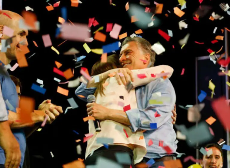 Video: Quién es la militante hot que le declaró su amor a Macri en medio del discurso