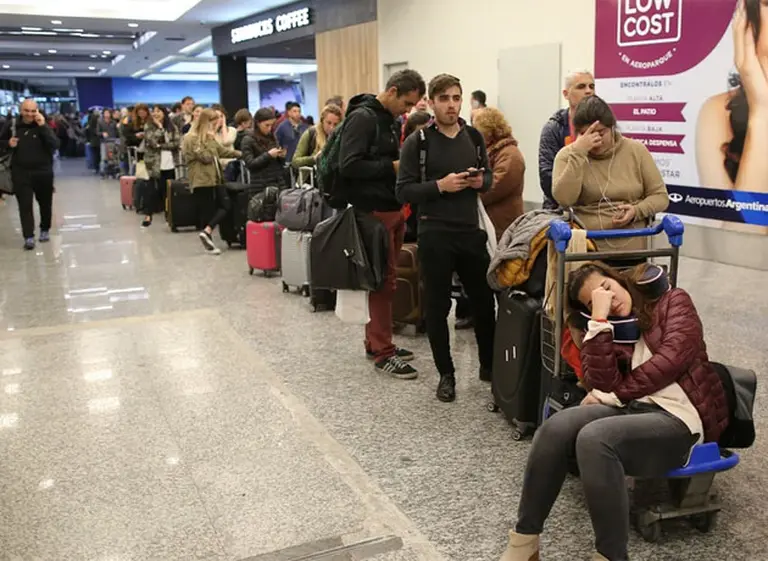 Ratifican paro aeronáutico este martes: cancelaron 330 vuelos