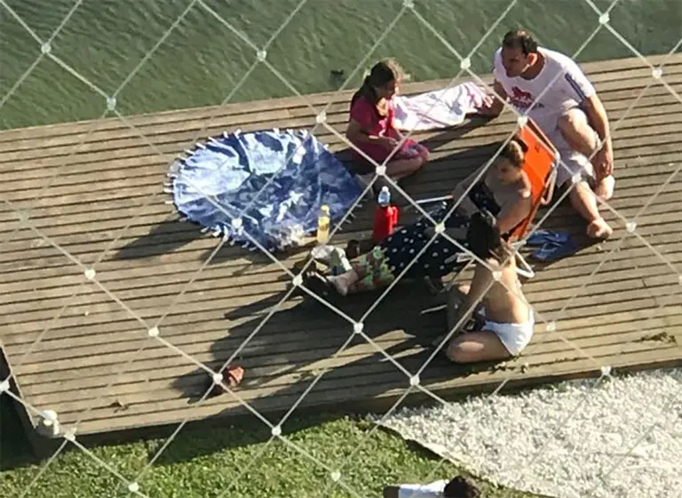 Viral: una cirujana de Nordelta se queja de las personas que toman mate en el muelle