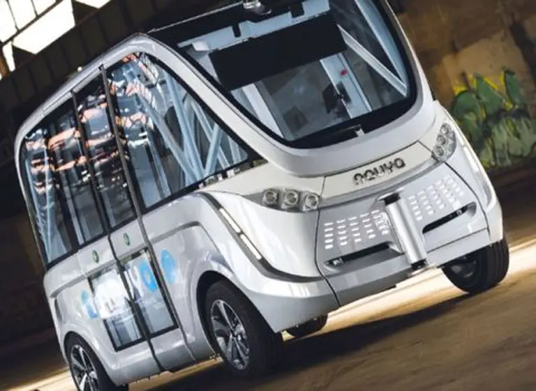 Choca en su primer viaje con pasajeros un colectivo sin conductor en Las Vegas