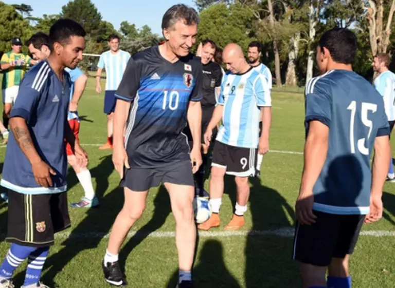 Video: Macri jugó al fútbol con trabajadores que remodelan Olivos