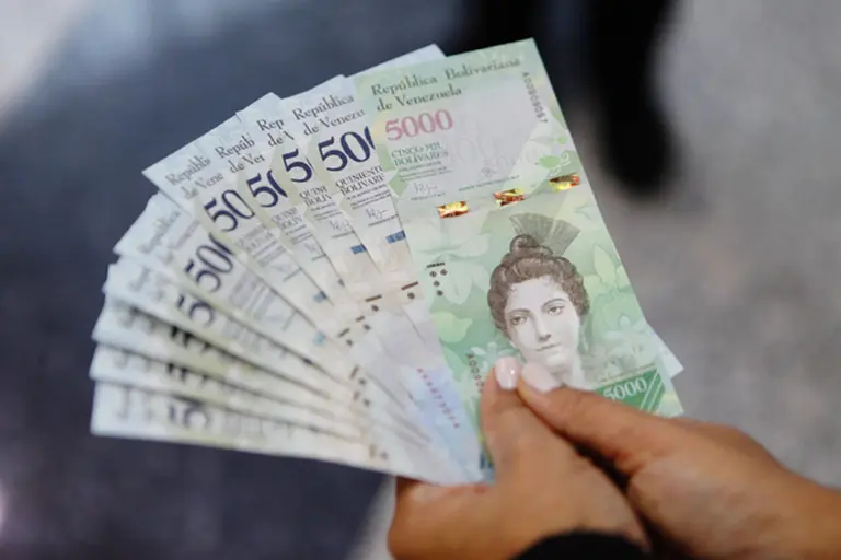 Caos en la Venezuela de Maduro: entra en hiperinflación y anuncia que reestructura deuda externa