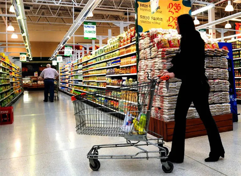 ¿Se viene la invasión uruguaya?: esto se ahorran si llenan el "changuito" en la Argentina