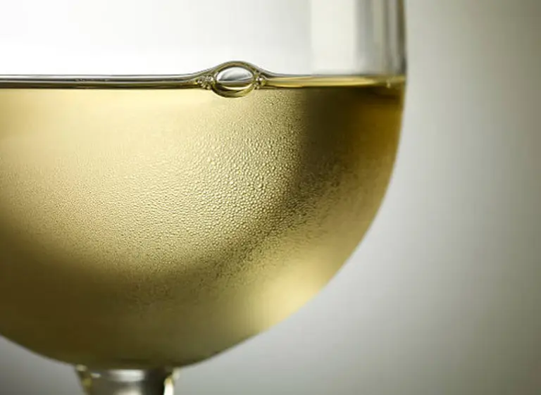 Cinco vinos blancos de cinco variedades diferentes, ideales para disfrutar esta primavera