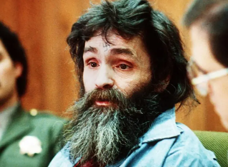 Así­ es la biografí­a y el perfil de Charles Manson: un asesino obsesionado con Los Beatles