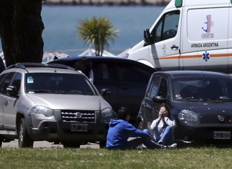 Llantos, desmayos y bronca entre los familiares de la tripulación: "Mandaron una mierda a navegar"