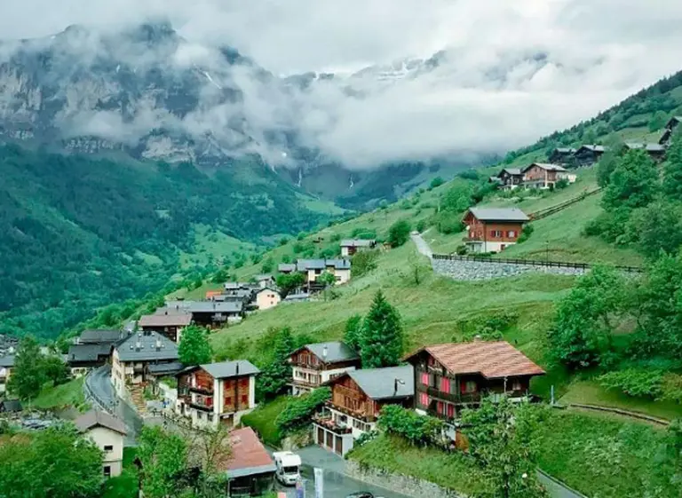 Cómo es el paraí­so suizo que les paga más de 50.000 euros a las familias que decidan quedarse a vivir