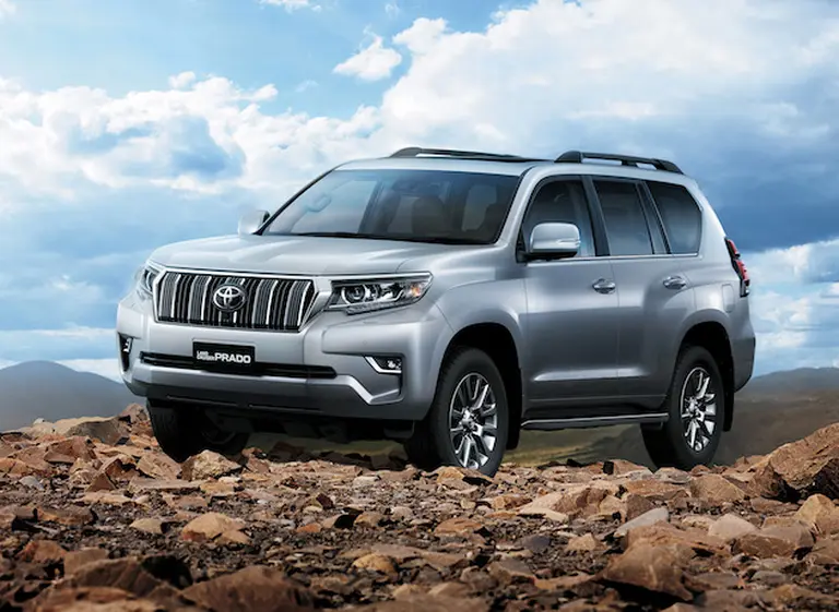 Toyota cierra el año con lanzamiento por partida doble: nuevo Camry y Land Cruiser Prado