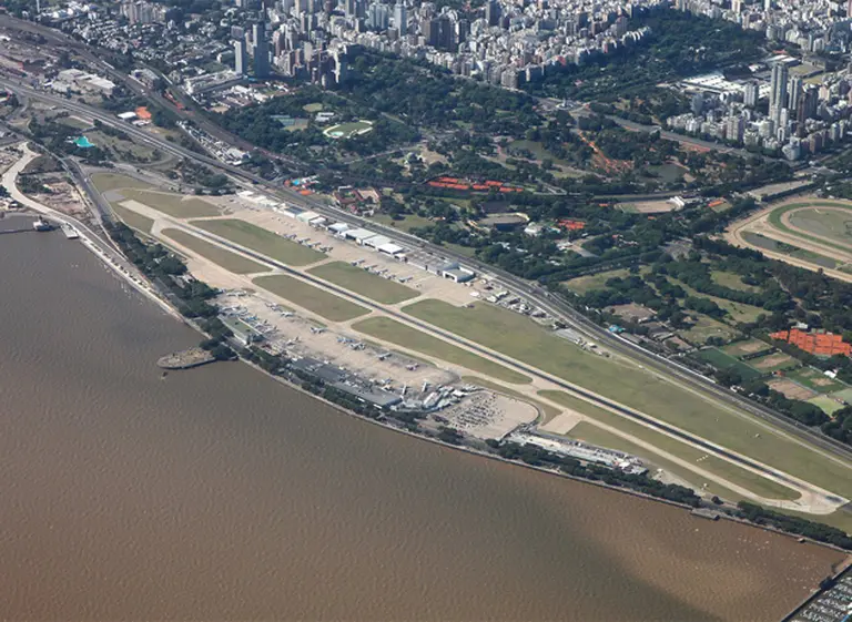 El Aeroparque gana terrenos para ampliar la pista y el edificio de la terminal aérea