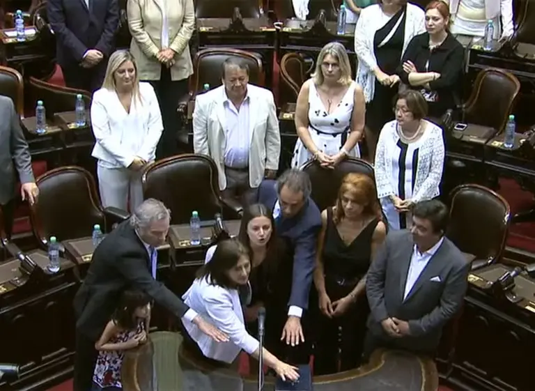 Juran diputados electos y reeligen a Monzó como presidente de la Cámara