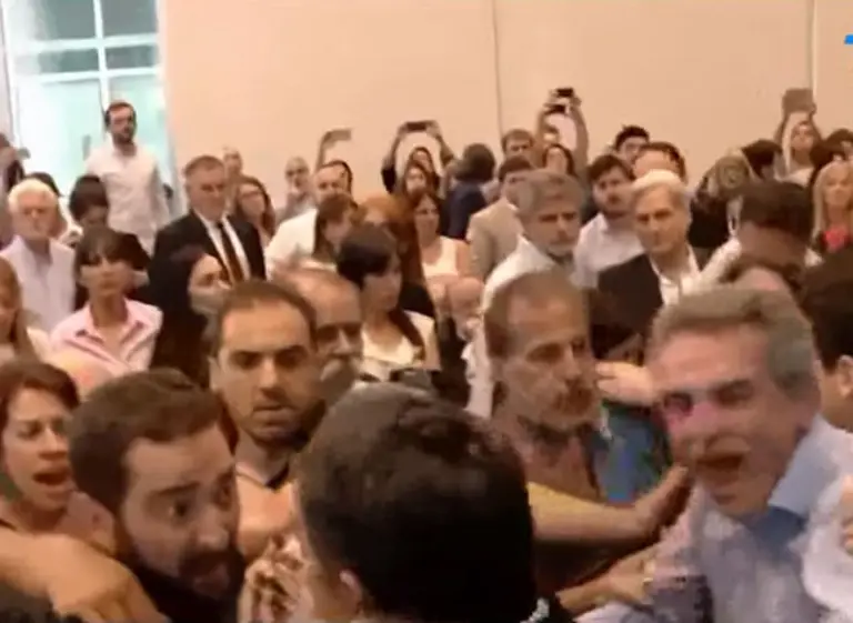 Video: el dictamen de la reforma previsional se aprobó entre golpes y gritos