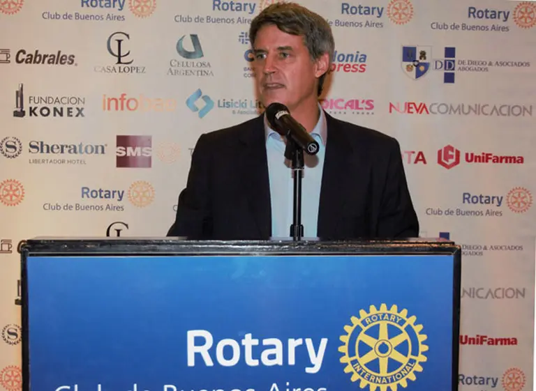 Prat Gay califica las metas del Banco Central como "incompatibles"