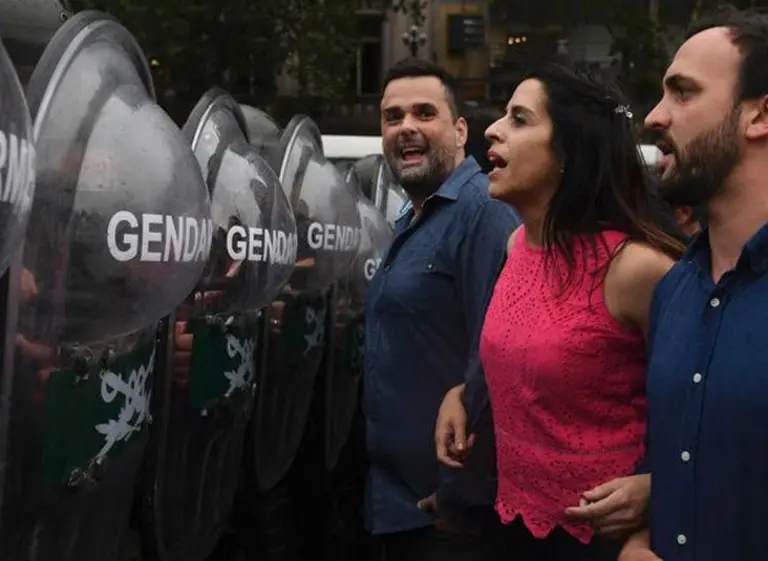 Los incidentes frente al Congreso dejaron como saldo varios heridos, destrozos y 26 detenidos