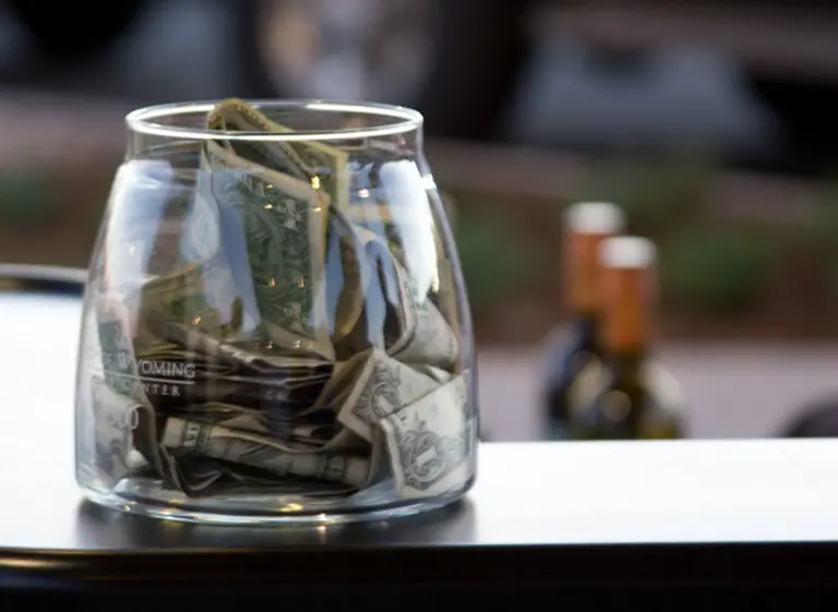 El curioso origen de las propinas y por qué en algunos paí­ses no se dan