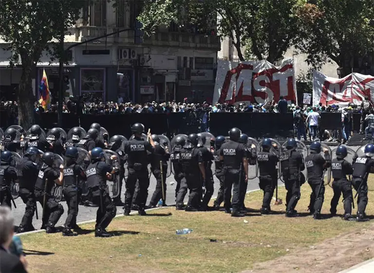 Tras incidentes en el Congreso y la 9 de Julio, la reforma previsional se debate en Diputados con cacerolazos en distintos puntos de la Ciudad