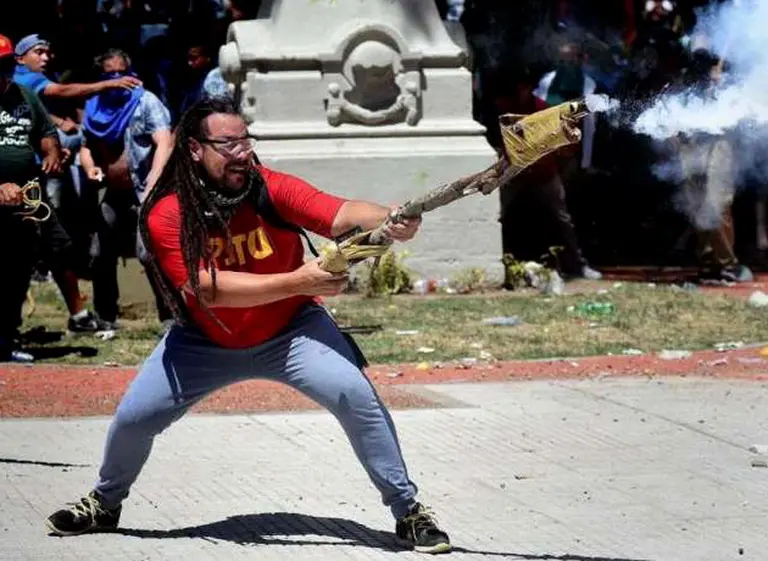 El que disparó el "mortero" casero se llama Sebastián Romero y fue candidato