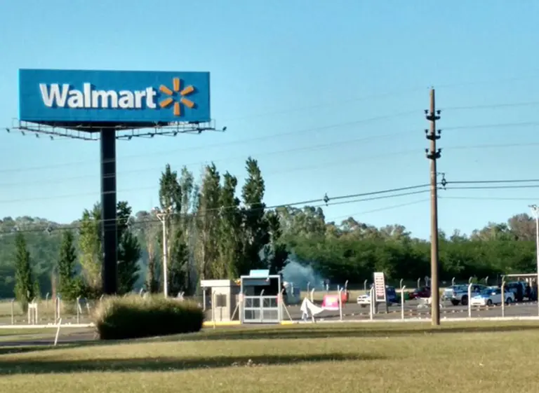 Intentos de saqueo y enfrentamientos en supermercado de Luján
