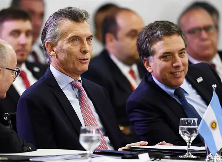 El Gobierno estudia financiar la baja del empleo público en las provincias para que cumplan metas fiscales