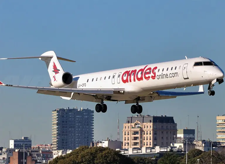 Por una falla mecánica, un avión de Andes aterrizó de emergencia en Tucumán