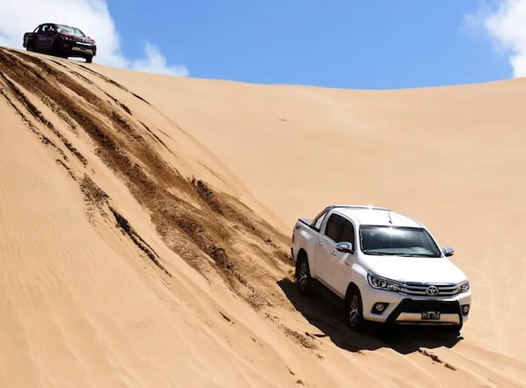 Toyota vuelve a Pinamar y hace valer su supremací­a en pick ups también en los médanos