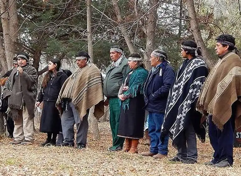 Los mapuches mantienen protestas y el reclamo por tierras donde vacaciona Macri
