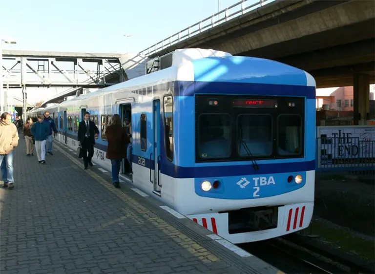 El Gobierno planea subir hasta 100% el boleto de los trenes metropolitanos