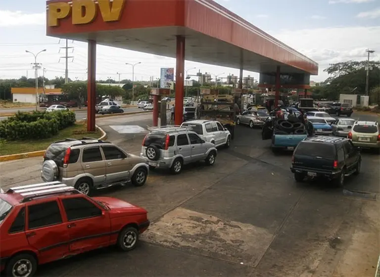 Venezuela se queda sin nafta y sólo permiten cargar medio tanque por semana