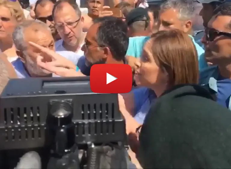 Marí­a Eugenia Vidal enfrentó un piquete, se bajó del auto y les dijo: "Necesito pasar"