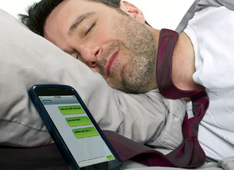 ¿Cuáles son los peligros de dormir cerca del celular?