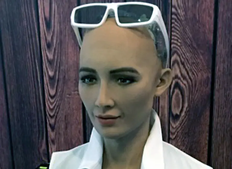 Video: Sofí­a, la robot que prometió aniquilar la humanidad, aprende a caminar