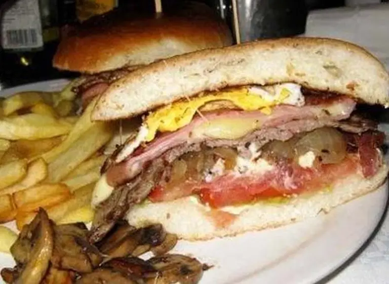 La mentira del "chivito uruguayo" que nació en Punta del Este para contentar a una argentina